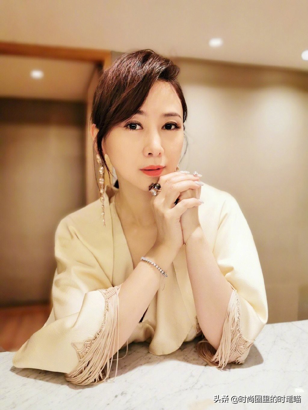 *虹翁**晒最新照片，穿米色流苏套装充满青春活力，51岁的颜值太逆天
