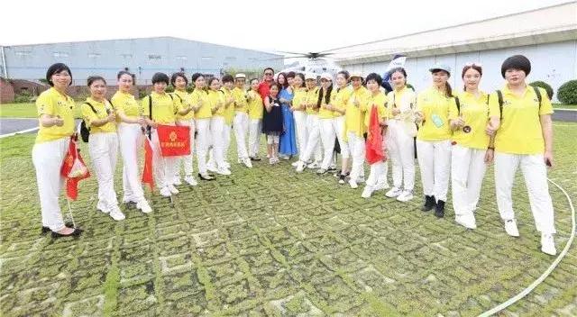 巨邦快乐集结号丨看见了，其中一艘游艇上，是我们的船长大舅哥