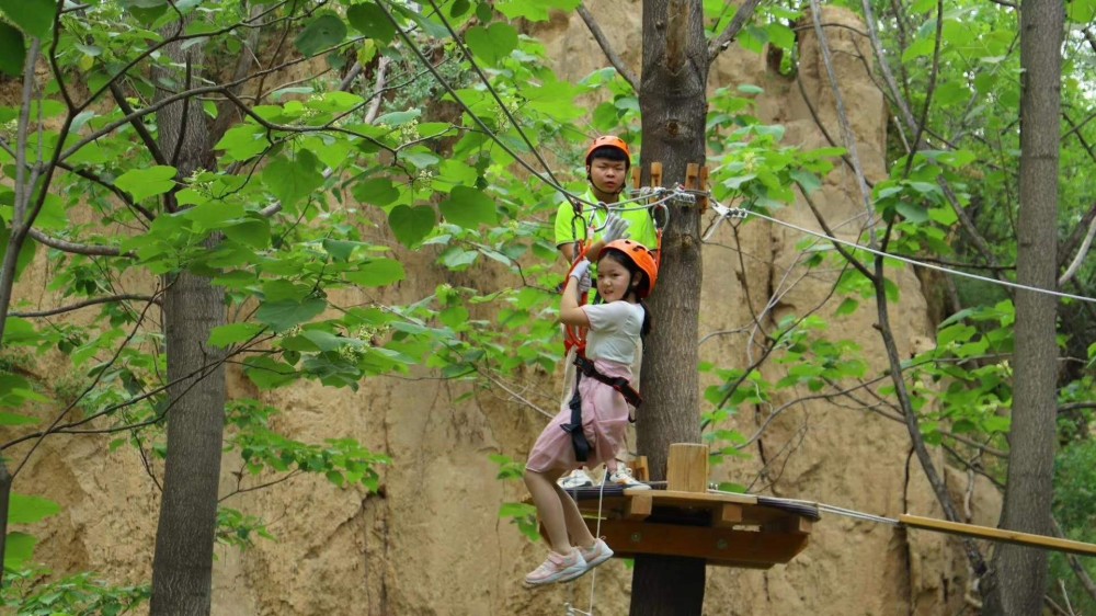 足球小镇建业网红桥,建业足球小镇攀岩