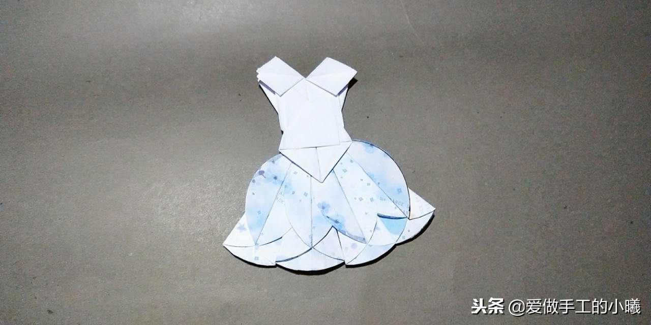 夏天到了一款漂亮的小裙子折纸,芭蕾舞裙子手工剪纸制作