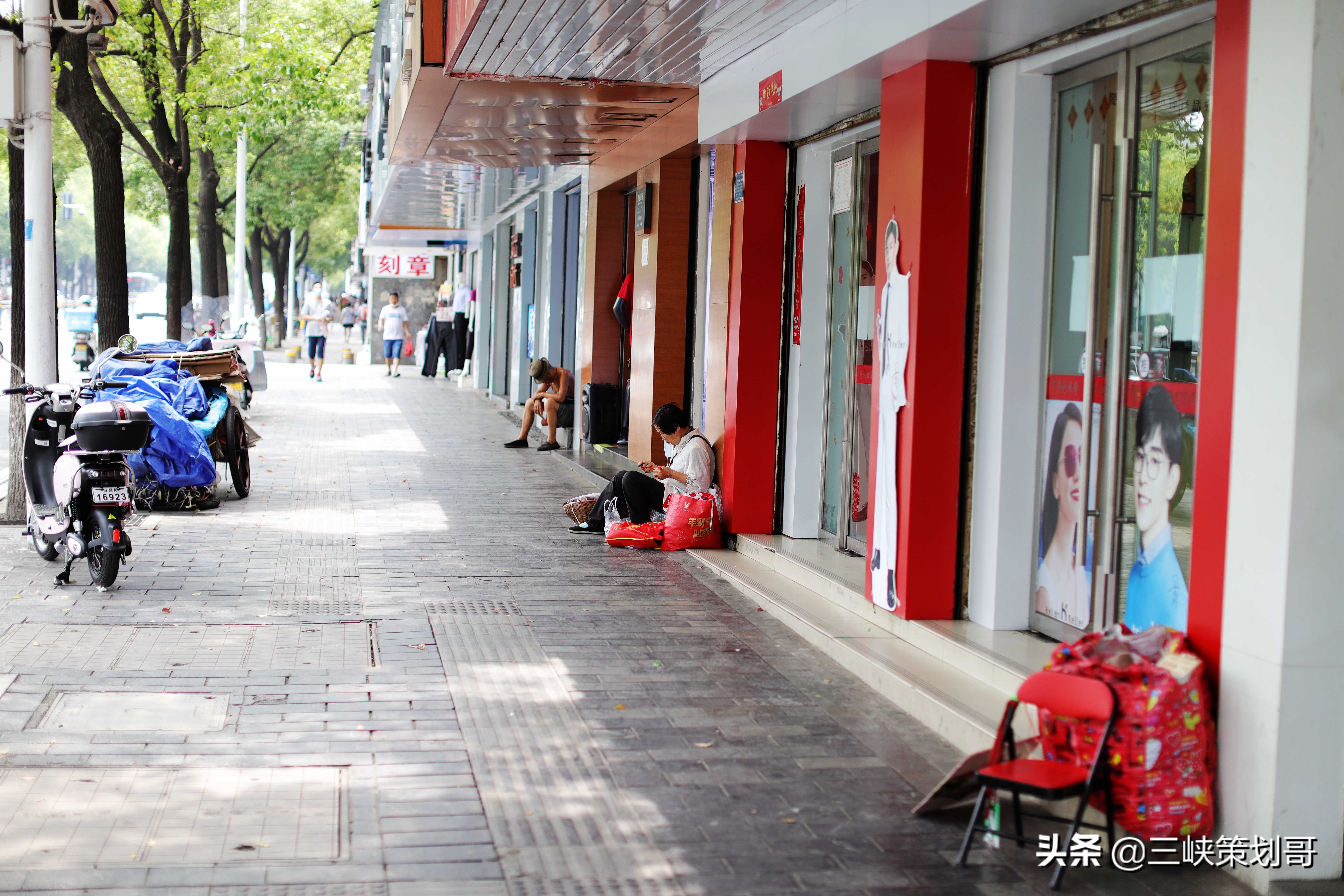 「宜昌城事」即将消失的记忆：街头的缝衣工