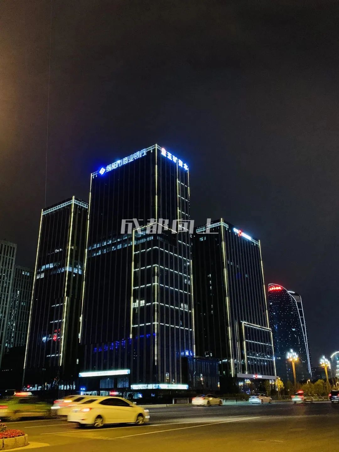 如何让成都变东京？网友：大LOGO收敛点