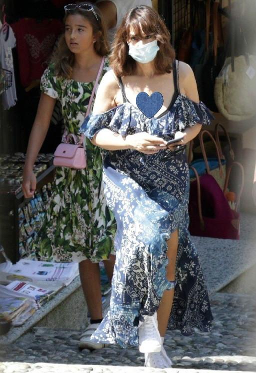 莫妮卡•贝鲁奇穿开叉裙,身材火辣不似55岁,10岁女儿颜值却被嘲