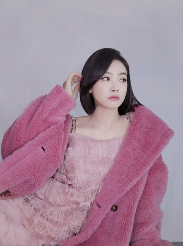 迪丽热巴同款泰迪熊粉色大衣 (明星红色泰迪熊大衣潮酷个性搭配)