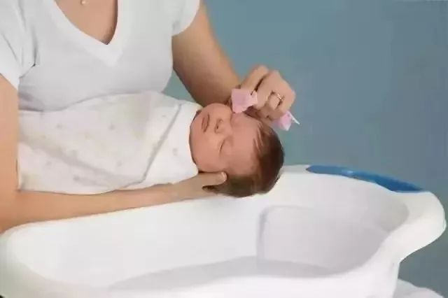 怎么给宝宝洗澡才不会哭闹,宝宝洗澡很爱哭闹怎么办
