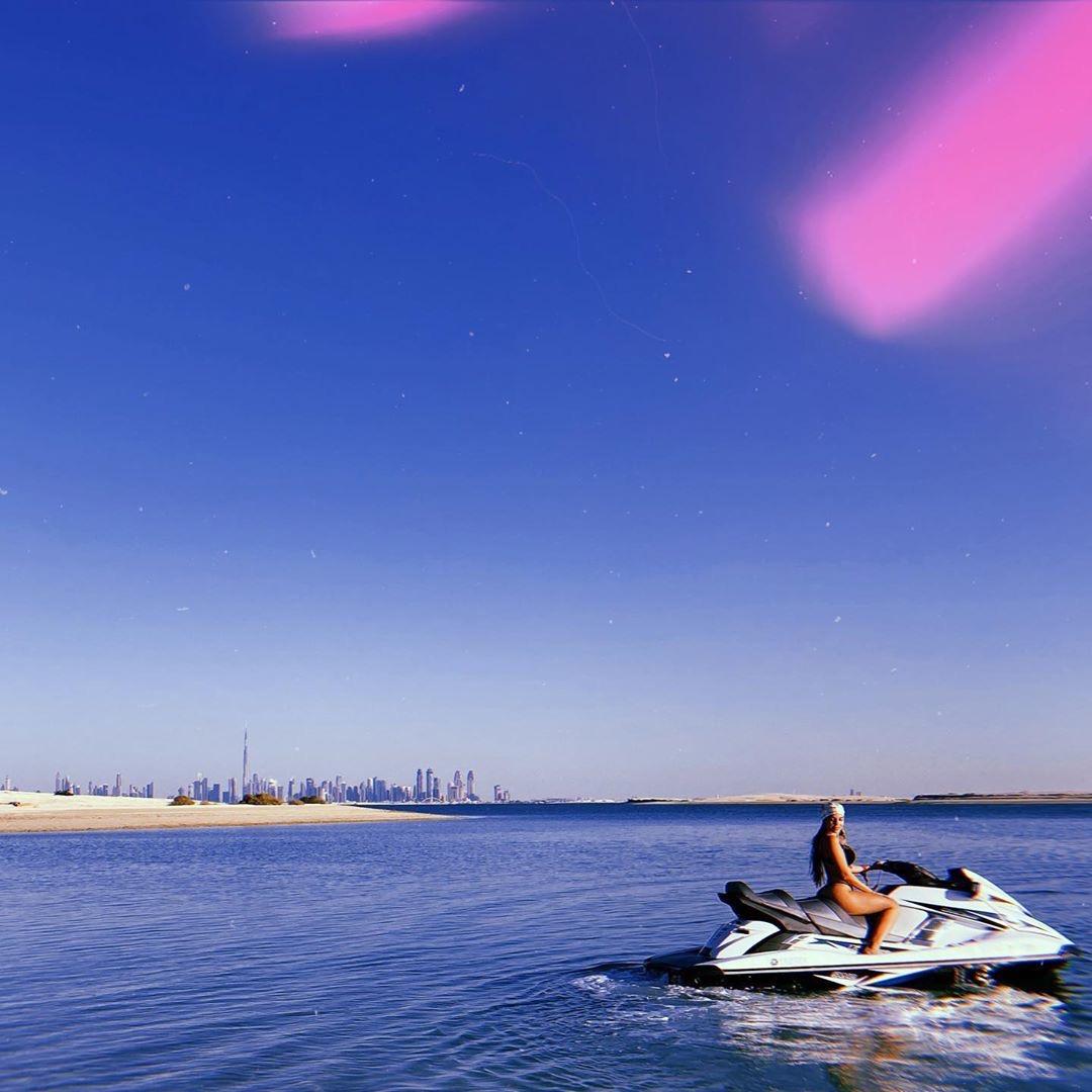 C罗迪拜包豪华游艇度假！与乔治娜骑摩托艇戏水，迷你罗开迷你摩托