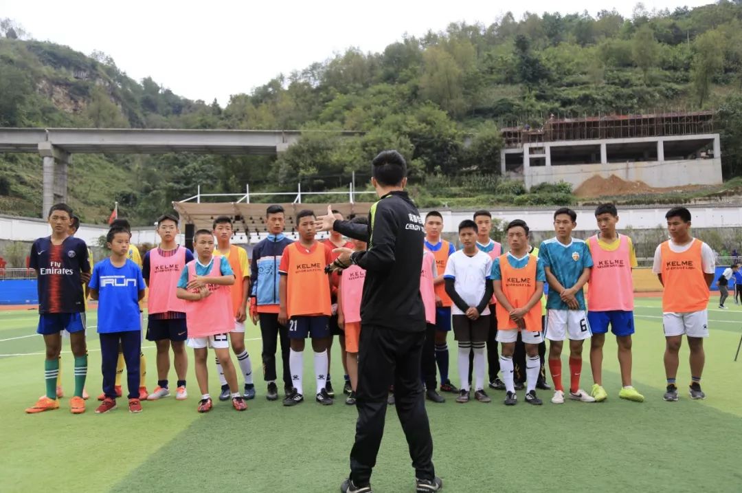 爱心足球慈善公益行走进乡村小学,爱心圆梦助力脱贫主题活动