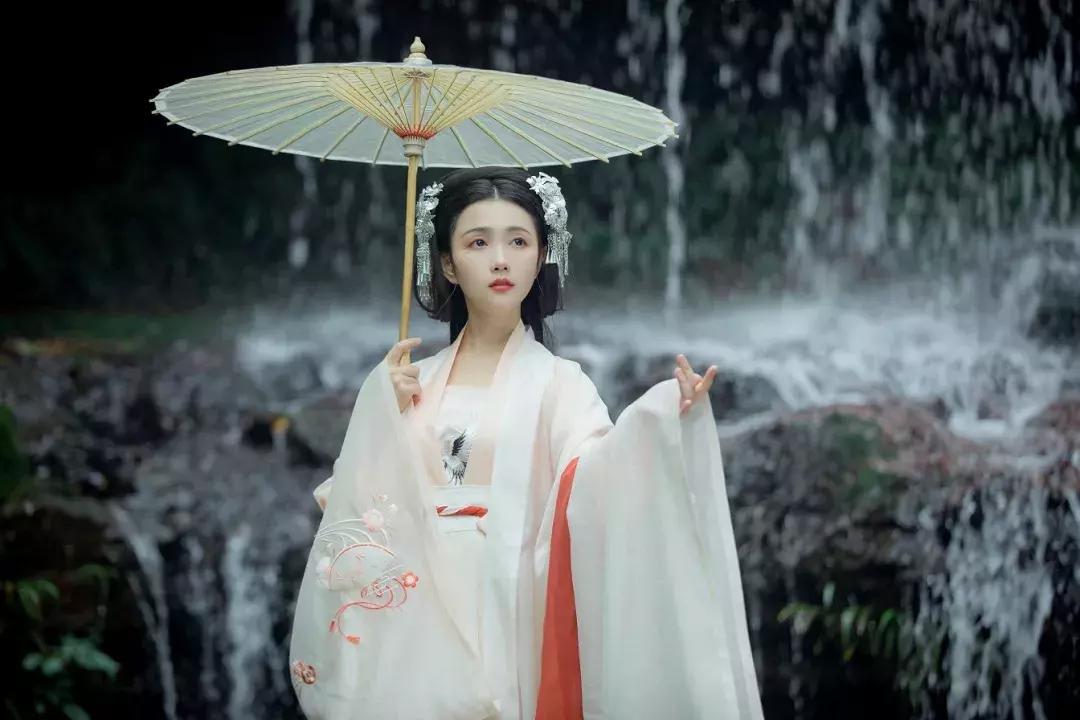 春夏秋冬四时歌，四时常映彩舟行！