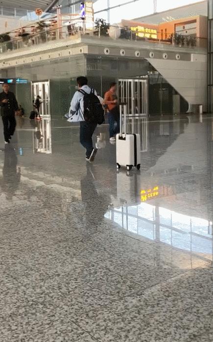 小米众筹酷哇旅行箱评测：自动跟随无需牵拉，还可直接带上飞机