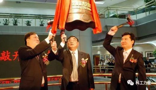 苏宁“变形记”：从零售之王，到“*身卖**”自保？