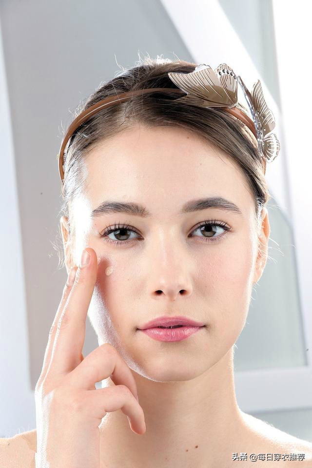 正确涂bb霜的方法,擦bb霜的海绵用打湿吗