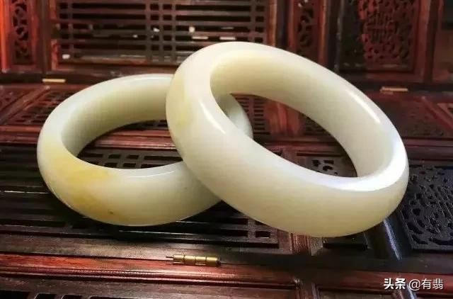 翡翠手镯戴的方法,玉手镯要怎样戴和脱