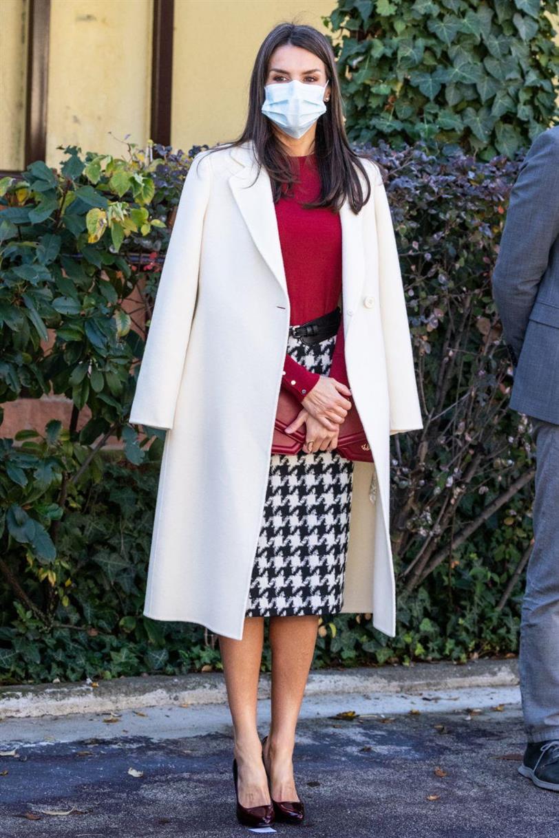 莱蒂齐亚王后黑色大衣图,莱蒂齐亚王后大衣搭配