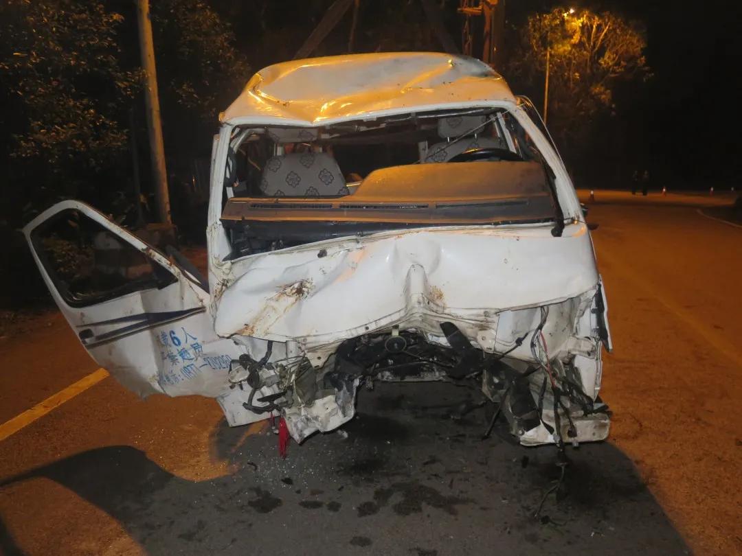 戴好头盔被汽车撞竟然没事的场景,一盔一带两车相撞有惊无险