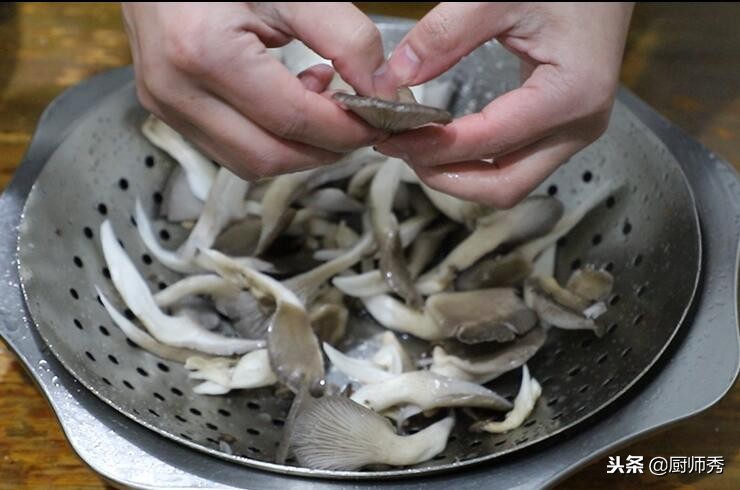 为什么炸的蘑菇很脆但是很油,干炸蘑菇怎么做不回软