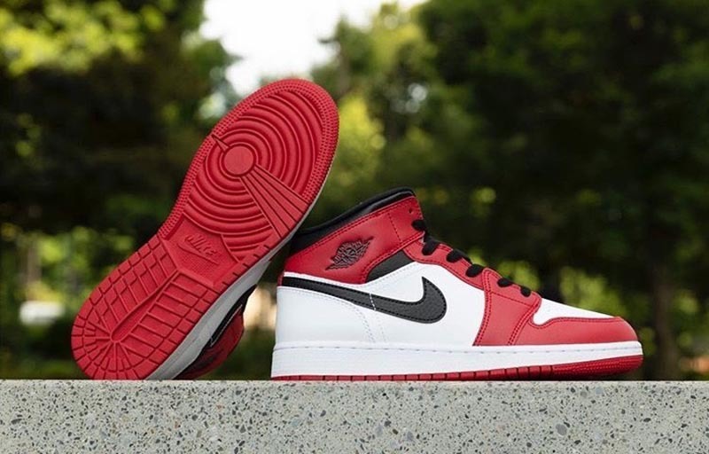 如何鉴别airjordan1mid新款黑白,airjordan1mid蓝色真假对比