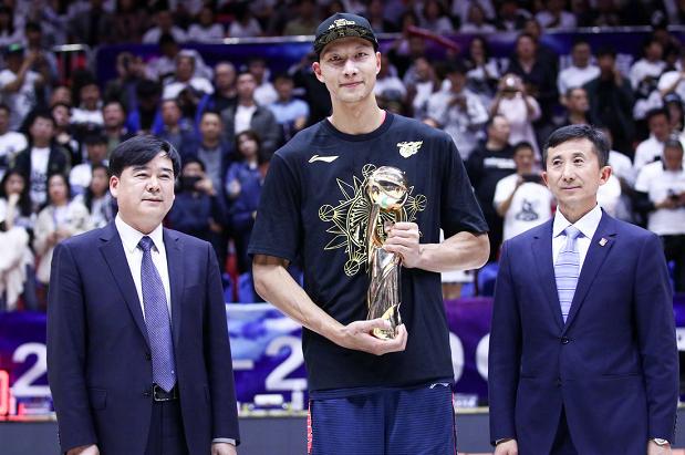 广东宏远在国家队为队友出头,广东宏远男篮拿过几次cba冠军