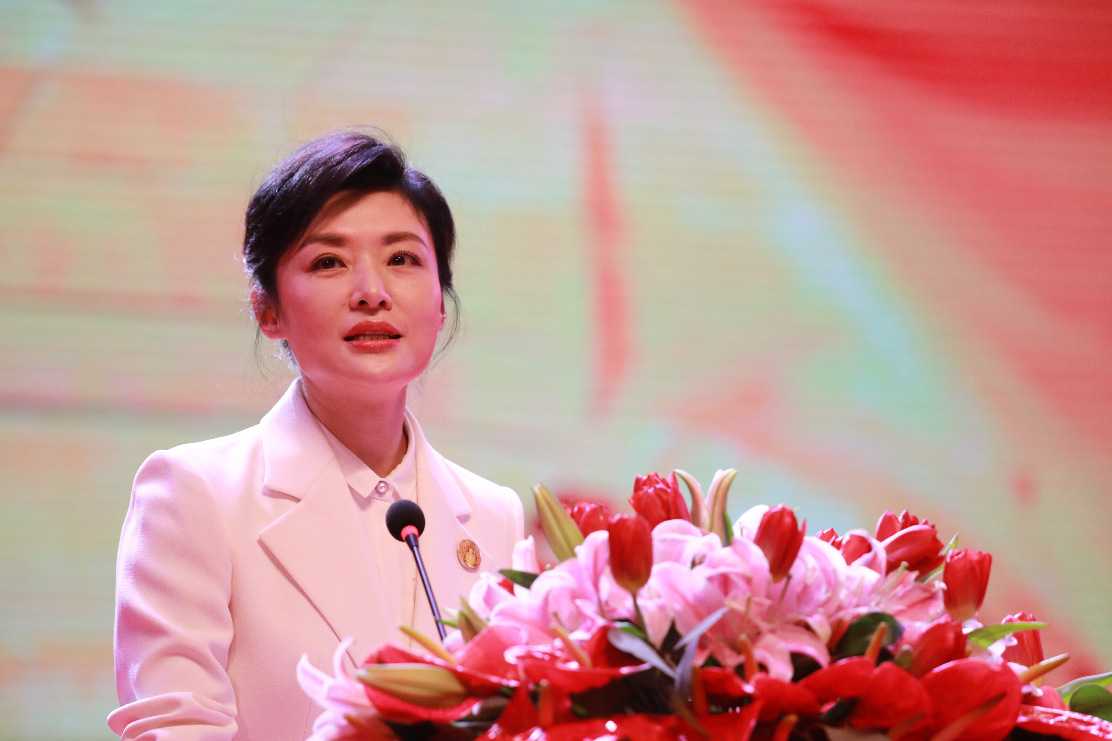 综艺大观谁主持过,综艺大观第一期主持人