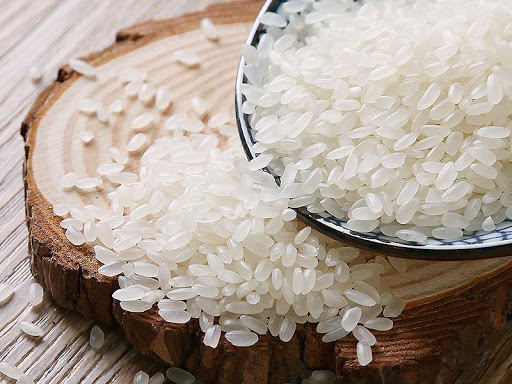 大米里发现了老鼠屎还能吃吗,大米里头有米虫正常吗