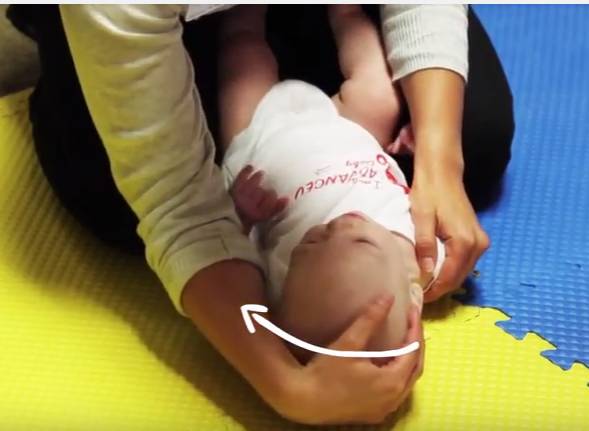 纠正宝宝斜颈最好的办法,宝宝斜颈要做什么操可以缓解