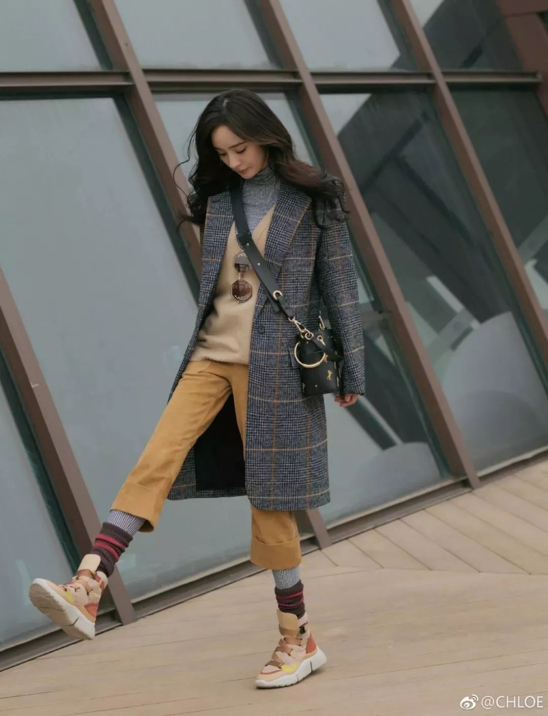 会背水桶包的人,会背奢侈品包包