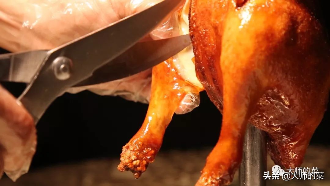 给你们推荐这道嘎滋脆的脆皮烧鸡！看视频口水就已经不受控制了