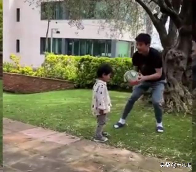 武磊六一儿童节送祝福、并展示10岁时的高超球技