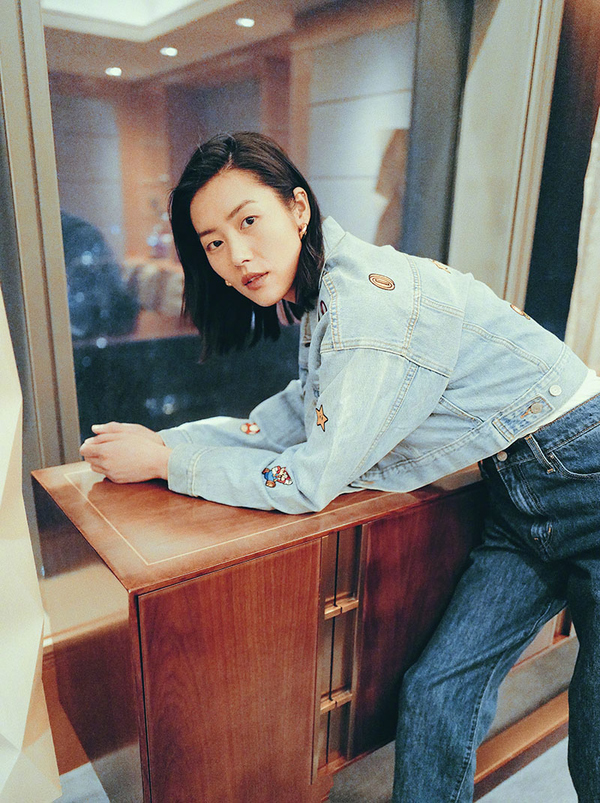 刘雯穿全黑色服装休闲又帅气,全黑look酷帅风