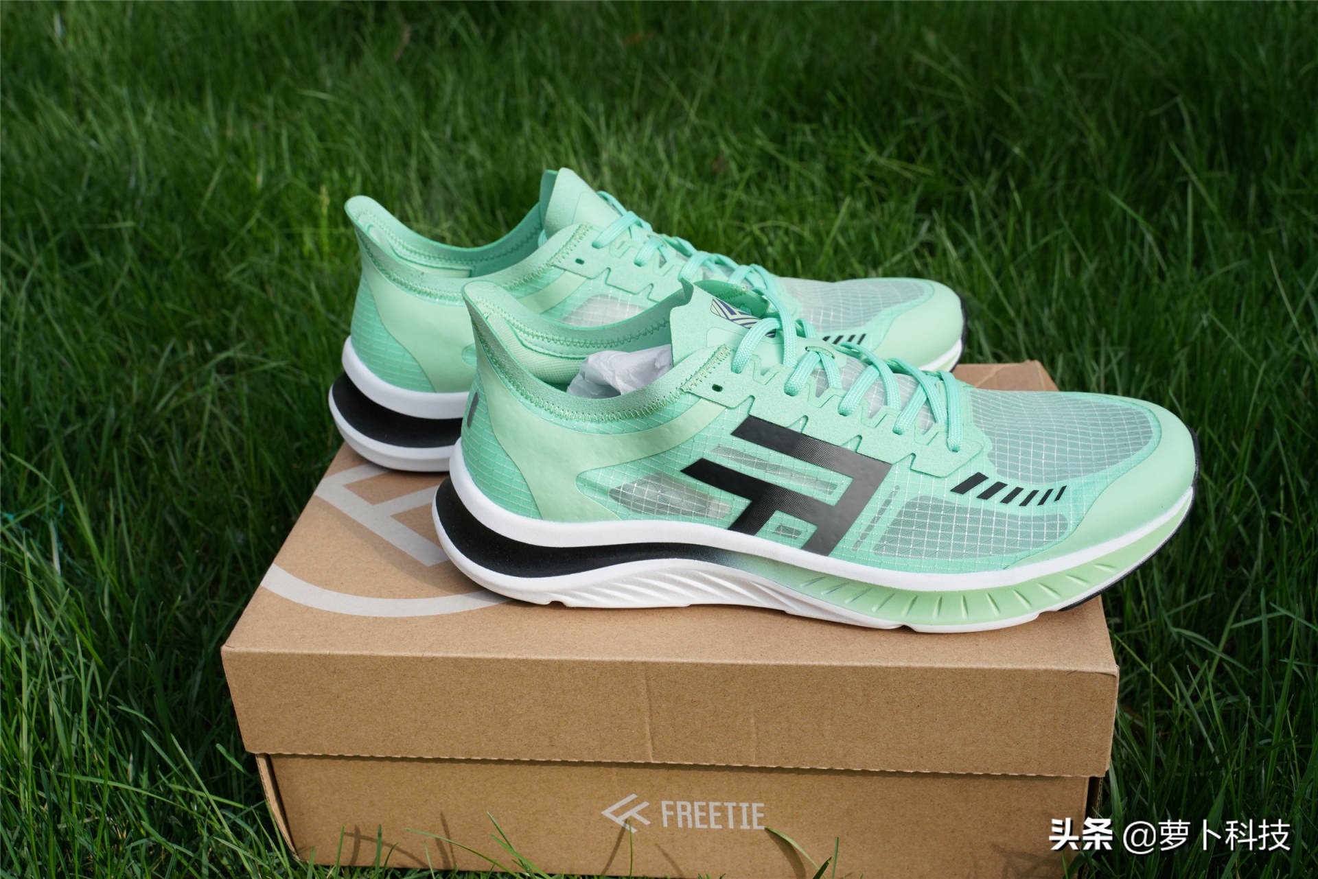米家freetie轻云缓震竞速跑鞋,freetie轻云跑步鞋和云弹跑步鞋