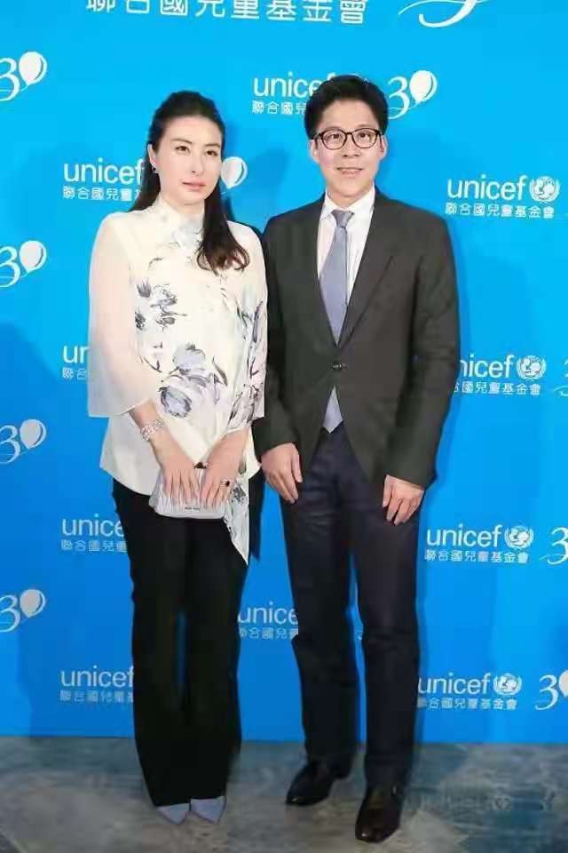 霍启刚真是宠妻狂魔完整版,霍启刚郭晶晶穿情侣装相拥晒恩爱