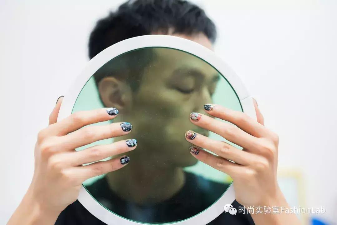 我应该给这些被骗来做美甲的男生道个歉