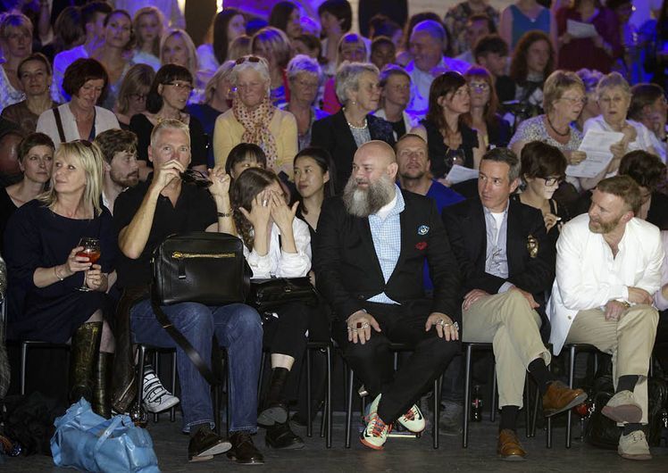 老佛爷退休、纪梵希去世、麦昆自杀……回顾20年来时装圈13件大事