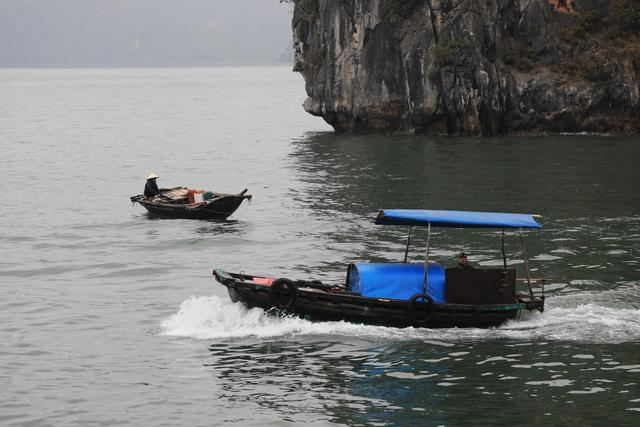 这里虽然风景如画人们生活的却很凄惨没日没夜的追着大船讨生活