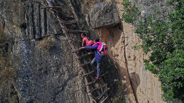 凉山旅游景点古村古寨古镇,四川凉山悬崖上的村庄旅游