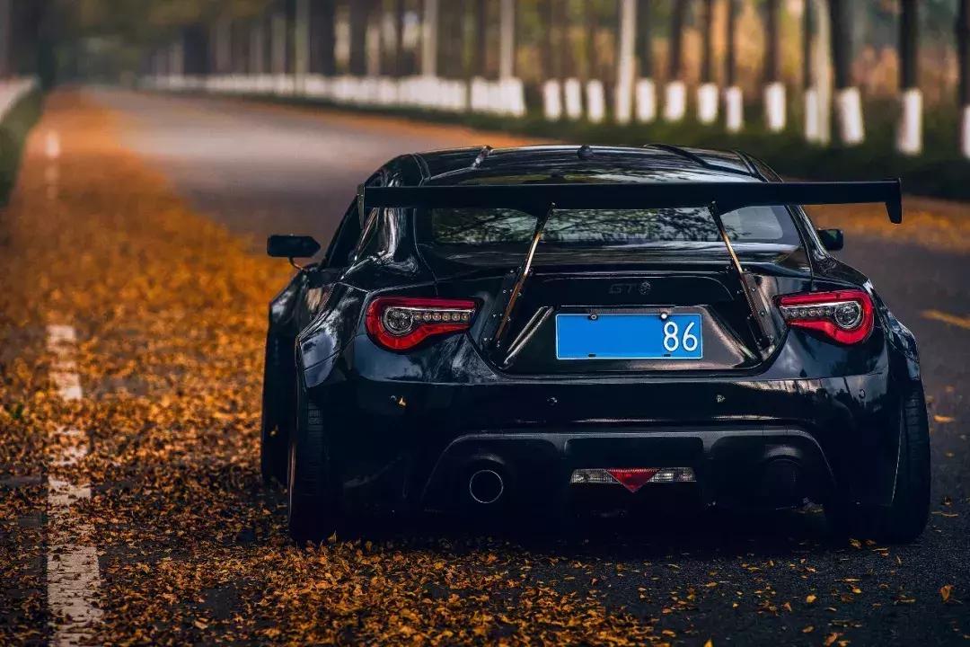 丰田86轮毂装18寸还是17寸好,丰田86加宽体