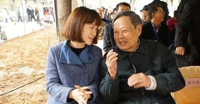 杨振宁三个孩子对翁帆是什么态度,2020年杨振宁和翁帆现在多少岁