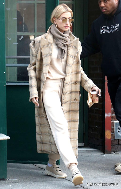 春节宅家睡衣当道，家居服也能时尚又舒适，明星示范居家时髦风