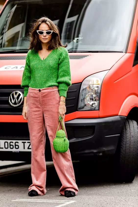 长款v领毛衣怎么穿内搭什么,秋冬季节v领毛衣的5个搭配技巧