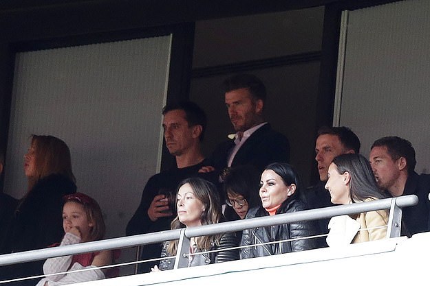 45岁贝嫂气场太强！1万2黑色风衣配紧身裤好拉风，霸气感扑面而来