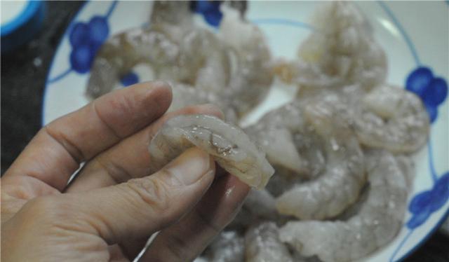 冰冻虾，别直接下锅！多加这“1步”，鲜嫩又不腥，美味吃不够