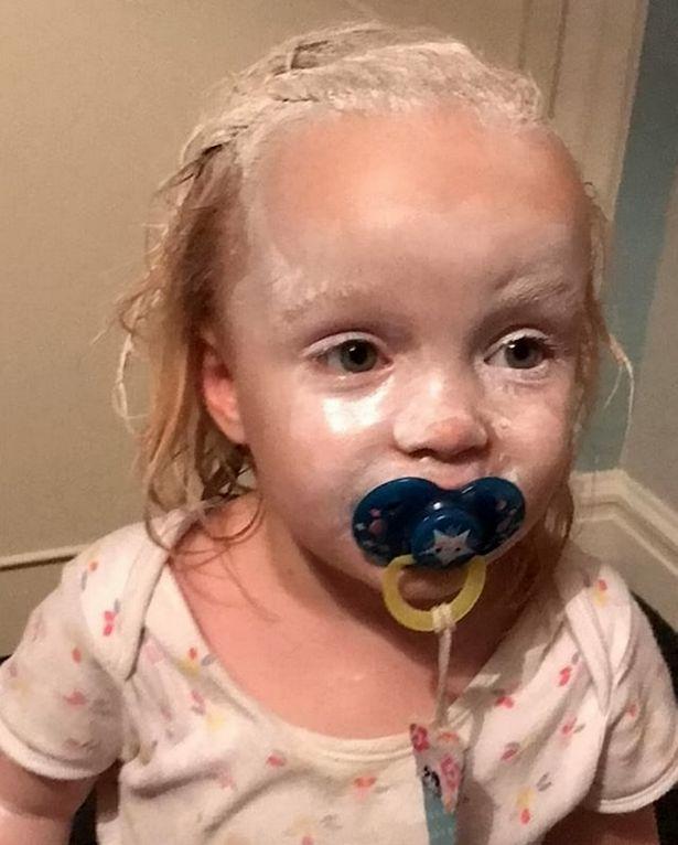 英国两岁三胞胎,用护肤霜给家里装修,淘气笑倒妈妈