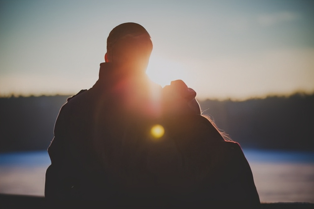 跟有钱男朋友谈恋爱要不要主动,女儿谈男朋友但男方不提结婚