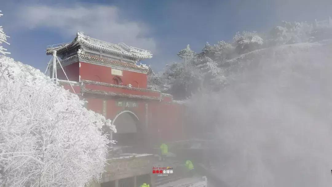 此刻泰山成了雪国，美到无言！高清美图来袭，“雪国的列车”即刻发车！