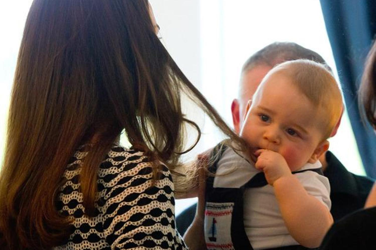 打嘴巴、扯头发、戳眼睛，为什么总是“攻击”妈妈？原因让人无奈