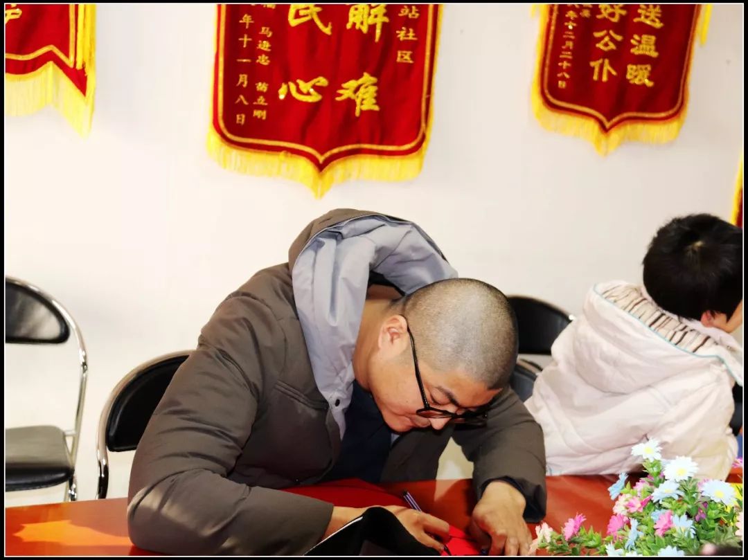 为社区留守儿童辅导功课,心系留守儿童关爱他们成长