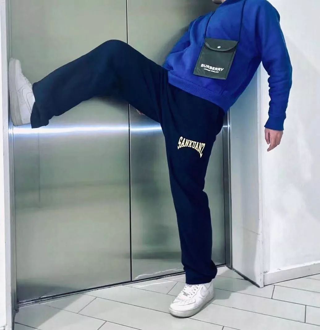 小哥哥答应我别再背双肩包了好吗？挂脖包才是时下潮男必备