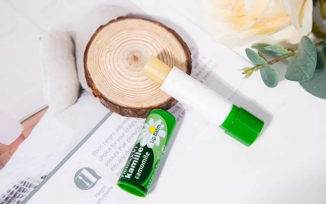 让你的嘴唇滋润一整天,让嘴巴嫩的唇膏