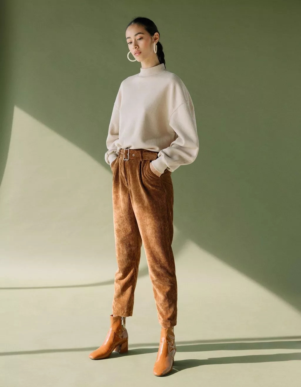 打*裤底**是上世纪的火爆单品，遗留的时尚太过守旧，直筒裤正​吃香