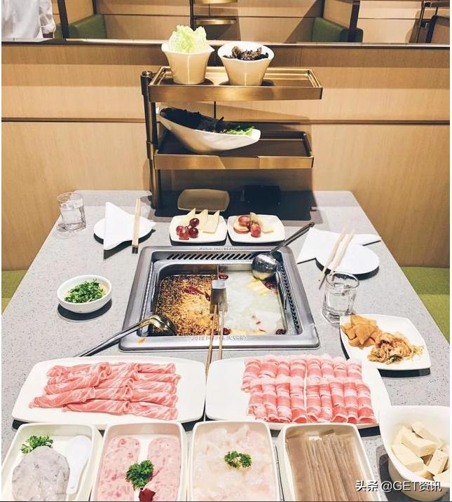 海底捞旗舰店开到英国，“心服口服”的服务暖到了外国人