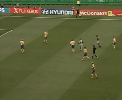 02年世界杯，2支非洲球队抢镜！1支超级黑马，另1支的球衣很独特